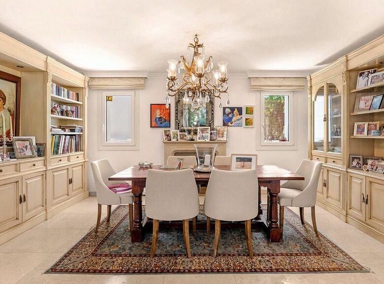 Detached villa to renovate in Nagueles, Sierra Blanca, Marbella