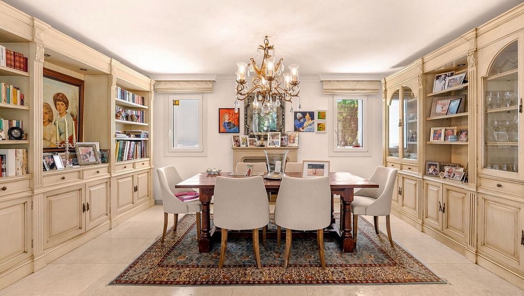 Detached villa to renovate in Nagueles, Sierra Blanca, Marbella