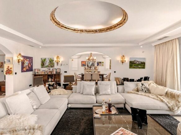 Detached villa to renovate in Nagueles, Sierra Blanca, Marbella