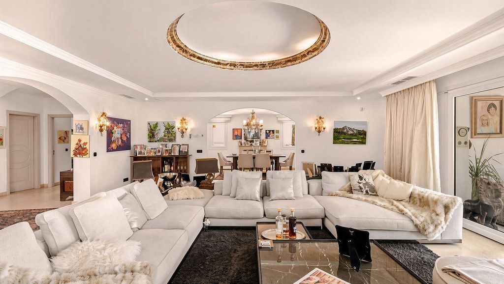 Detached villa to renovate in Nagueles, Sierra Blanca, Marbella