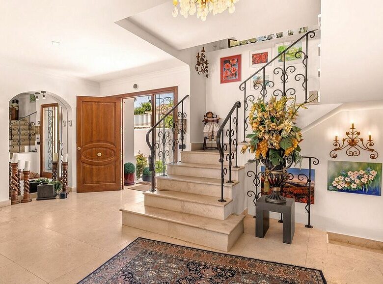 Detached villa to renovate in Nagueles, Sierra Blanca, Marbella