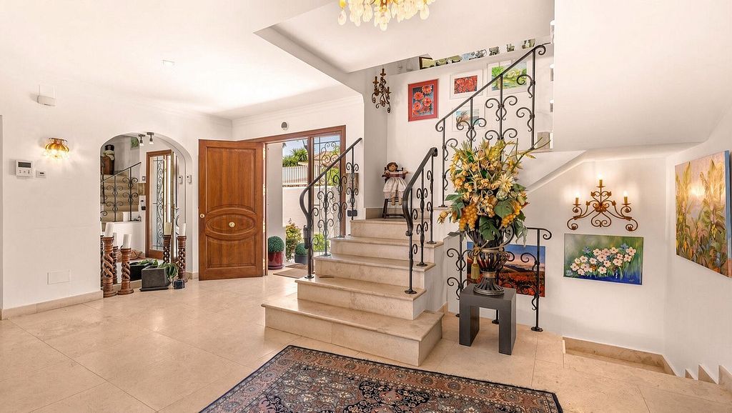 Detached villa to renovate in Nagueles, Sierra Blanca, Marbella