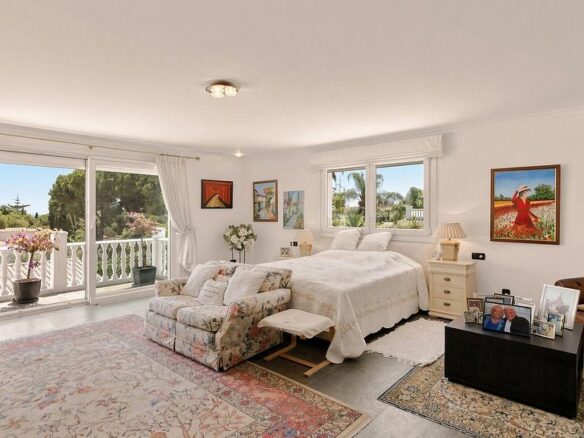 Detached villa to renovate in Nagueles, Sierra Blanca, Marbella
