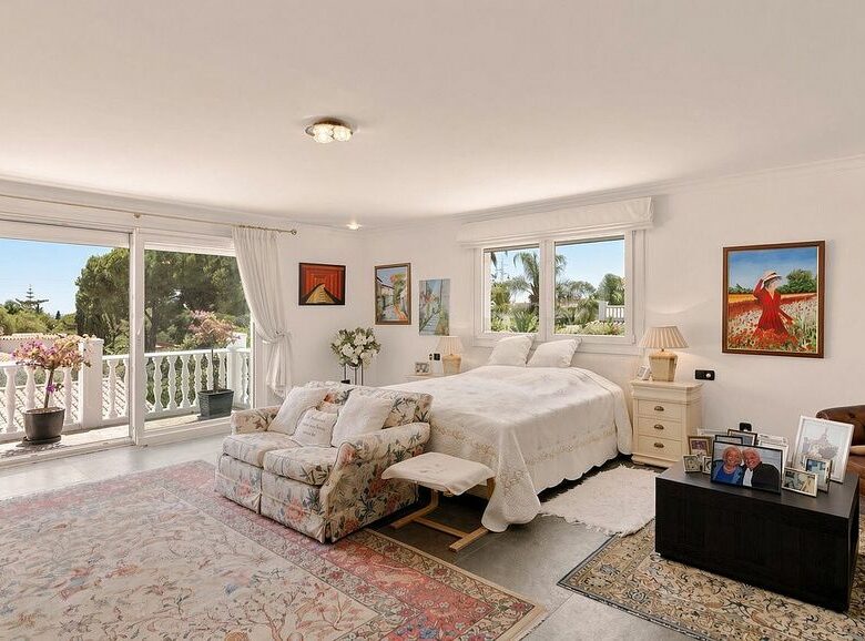 Detached villa to renovate in Nagueles, Sierra Blanca, Marbella