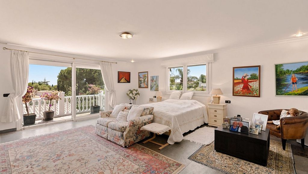 Detached villa to renovate in Nagueles, Sierra Blanca, Marbella