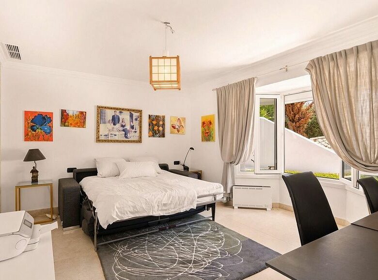 Detached villa to renovate in Nagueles, Sierra Blanca, Marbella