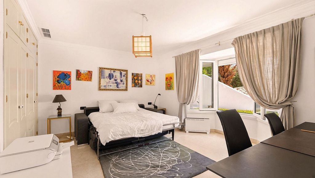Detached villa to renovate in Nagueles, Sierra Blanca, Marbella