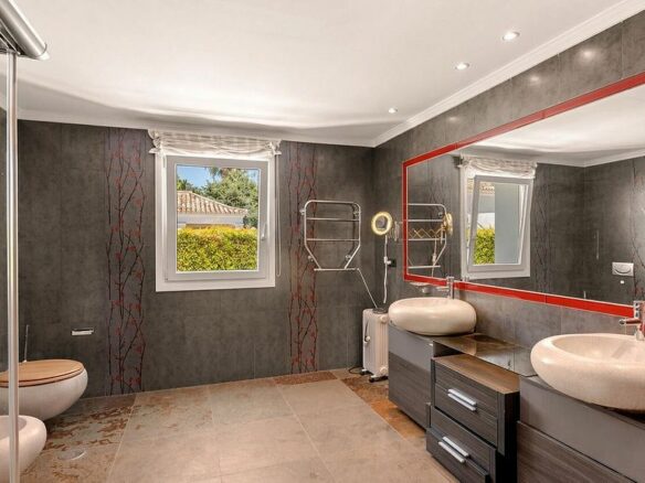 Detached villa to renovate in Nagueles, Sierra Blanca, Marbella