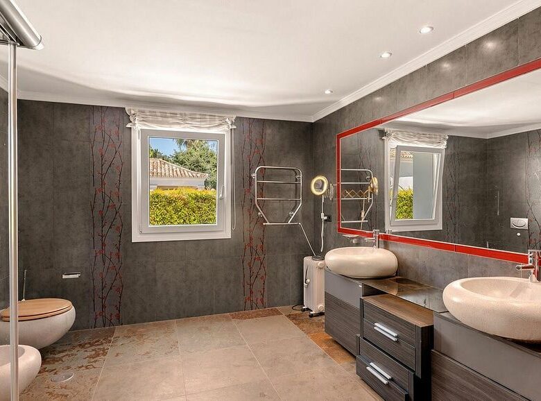 Detached villa to renovate in Nagueles, Sierra Blanca, Marbella