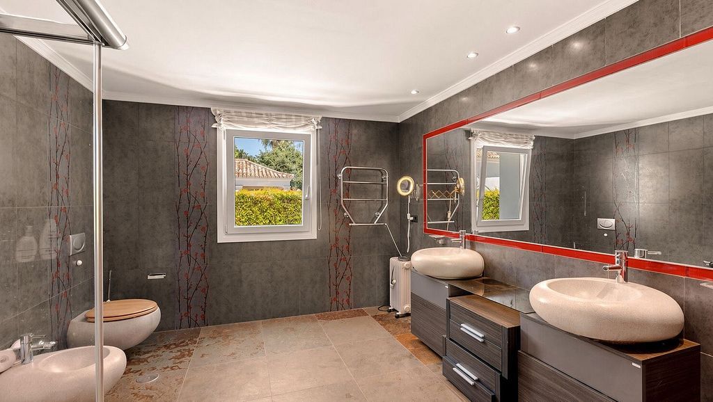 Detached villa to renovate in Nagueles, Sierra Blanca, Marbella