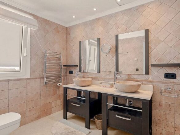 Detached villa to renovate in Nagueles, Sierra Blanca, Marbella