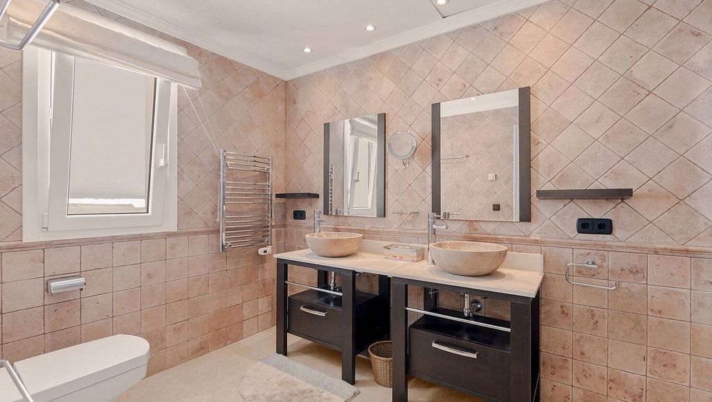 Detached villa to renovate in Nagueles, Sierra Blanca, Marbella