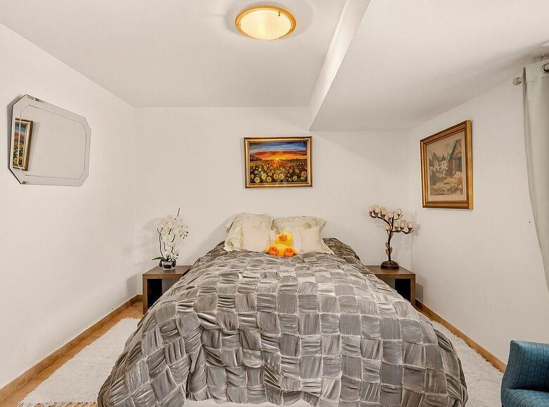 Detached villa to renovate in Nagueles, Sierra Blanca, Marbella