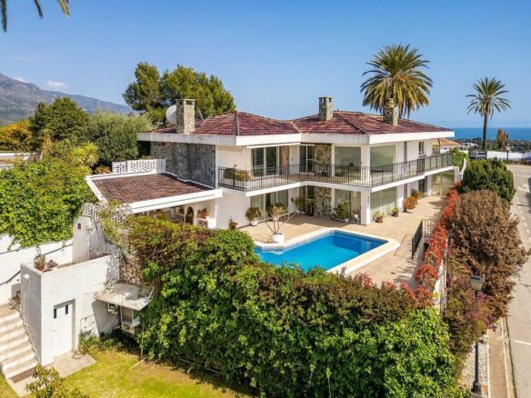 Villa to renovate with sea views in Las Brisas, Nueva Andalucia, Marbella