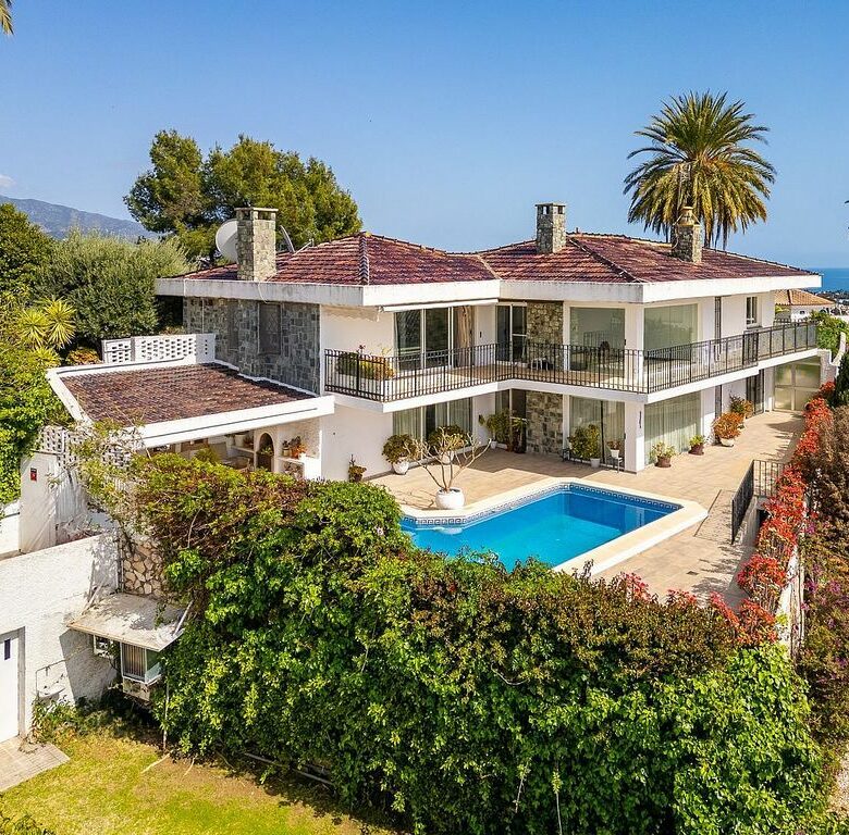 FOR SALE 🏡 Elevated Villa to Renovate with Panoramic Sea Views and Adjoining Plot – Las Brisas, Nueva Andalucía, Marbella 🇪🇸