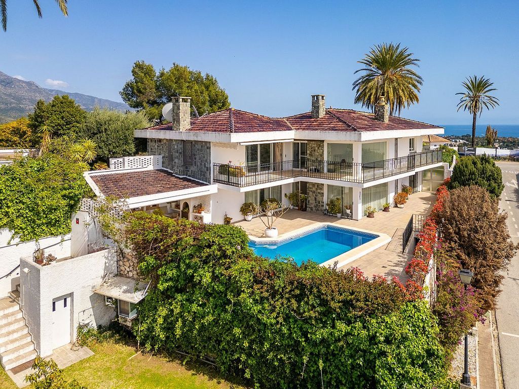 Villa to renovate with sea views in Las Brisas, Nueva Andalucia, Marbella 01 Villa to renovate with sea views in Las Brisas, Nueva Andalucia, Marbella