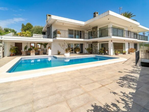 Villa to renovate with sea views in Las Brisas, Nueva Andalucia, Marbella