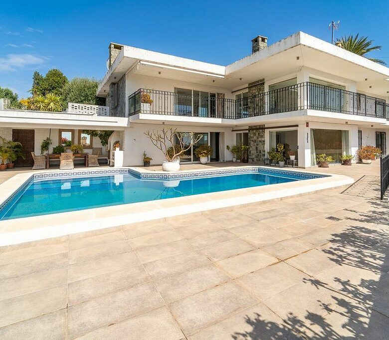 Villa to renovate with sea views in Las Brisas, Nueva Andalucia, Marbella