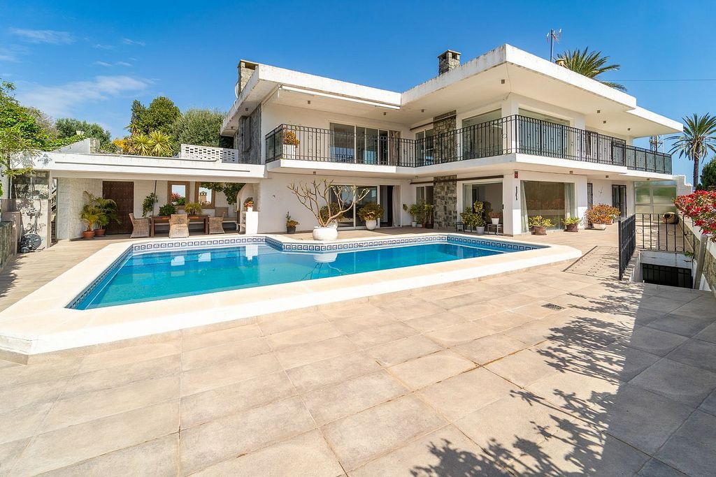 Villa to renovate with sea views in Las Brisas, Nueva Andalucia, Marbella