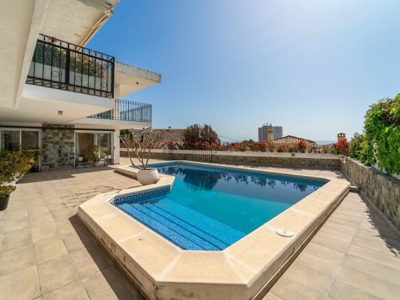 Villa to renovate with sea views in Las Brisas, Nueva Andalucia, Marbella
