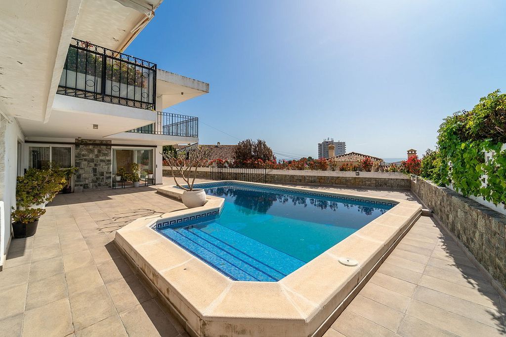 Villa to renovate with sea views in Las Brisas, Nueva Andalucia, Marbella