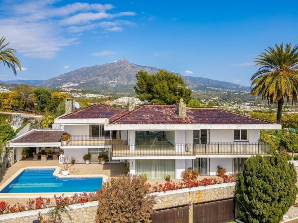Villa to renovate with sea views in Las Brisas, Nueva Andalucia, Marbella