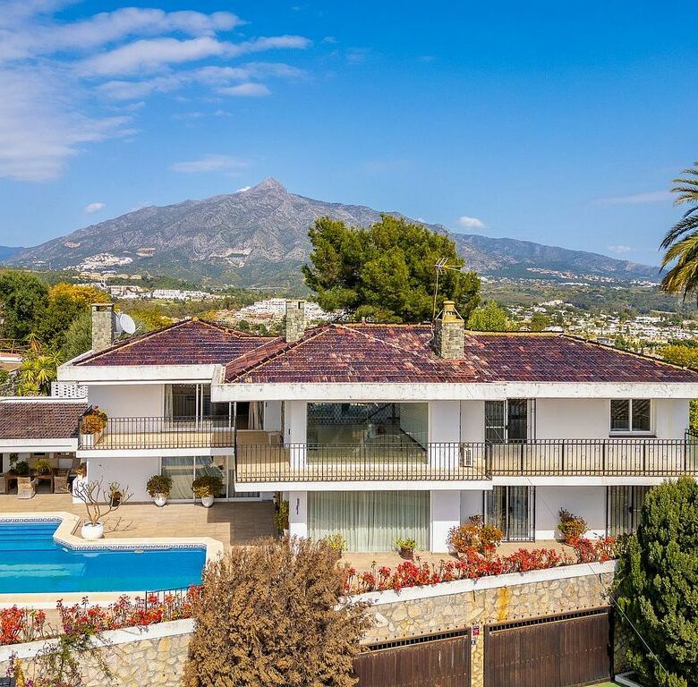 Villa to renovate with sea views in Las Brisas, Nueva Andalucia, Marbella