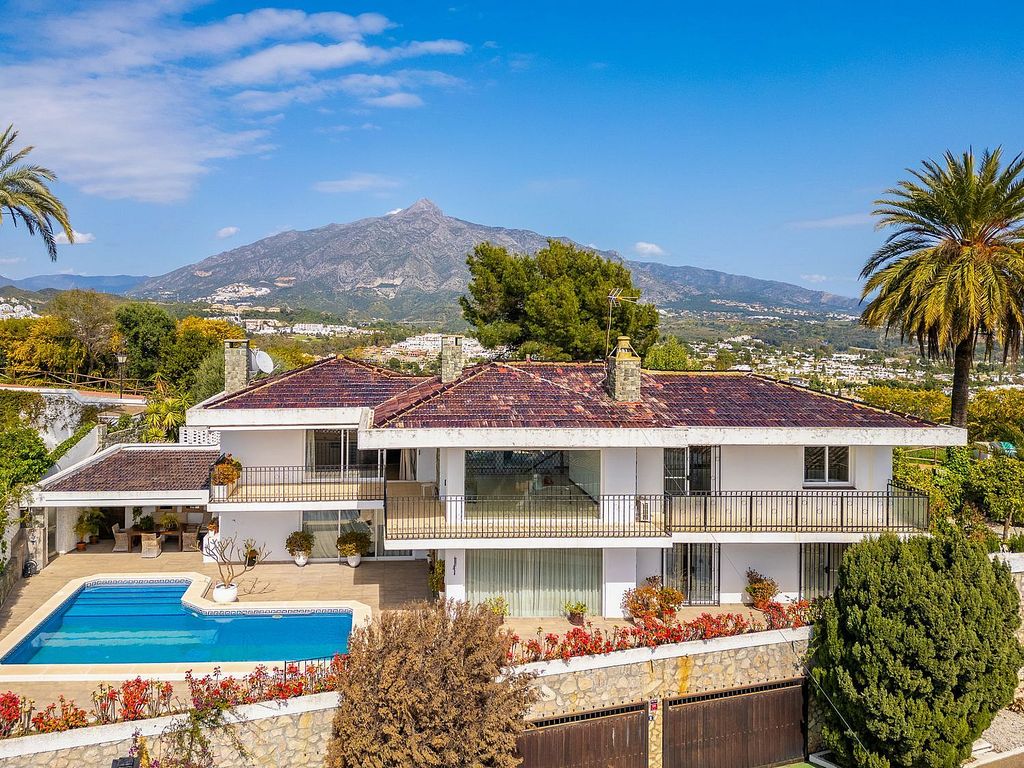 Villa to renovate with sea views in Las Brisas, Nueva Andalucia, Marbella