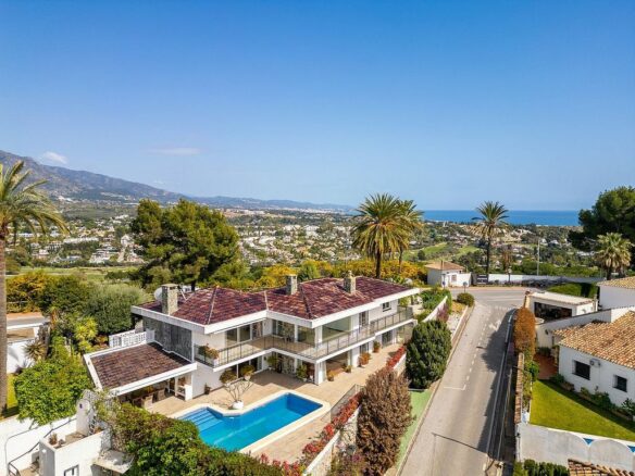 Villa to renovate with sea views in Las Brisas, Nueva Andalucia, Marbella