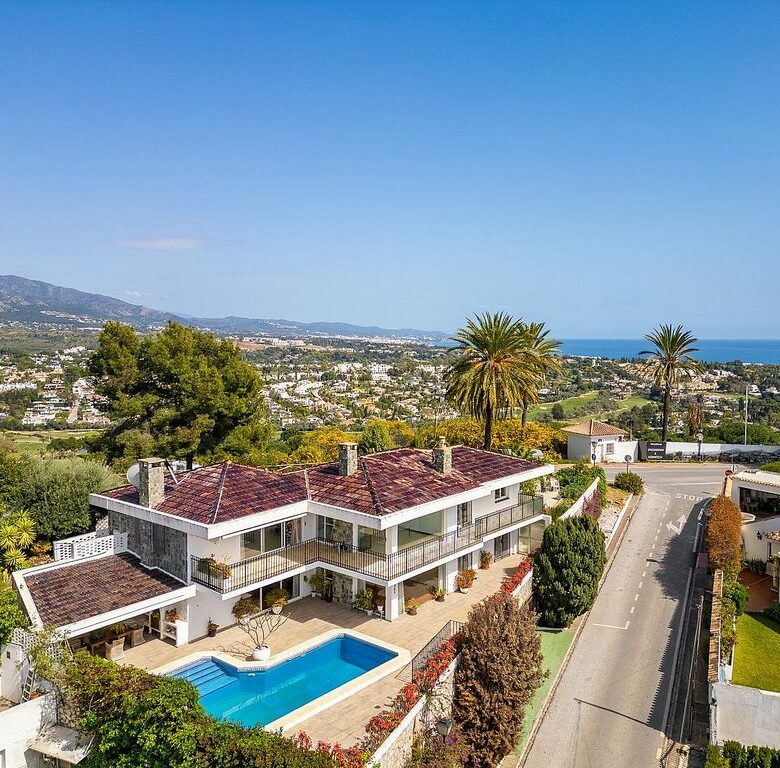 Villa to renovate with sea views in Las Brisas, Nueva Andalucia, Marbella