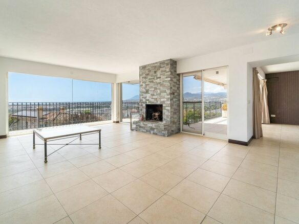 Villa to renovate with sea views in Las Brisas, Nueva Andalucia, Marbella