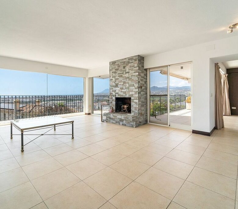 Villa to renovate with sea views in Las Brisas, Nueva Andalucia, Marbella