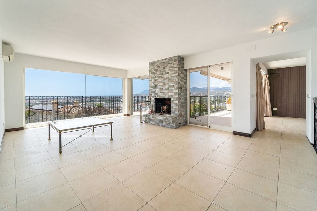 Villa to renovate with sea views in Las Brisas, Nueva Andalucia, Marbella