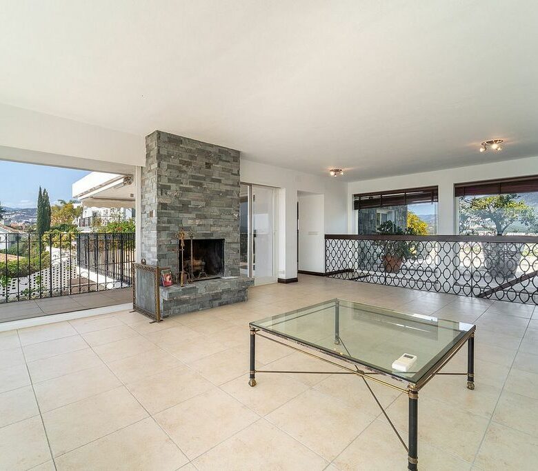 Villa to renovate with sea views in Las Brisas, Nueva Andalucia, Marbella