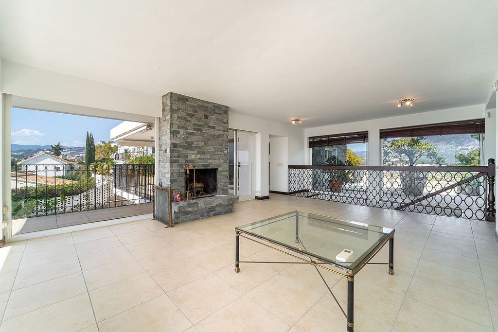 Villa to renovate with sea views in Las Brisas, Nueva Andalucia, Marbella