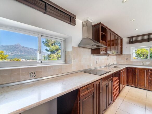 Villa to renovate with sea views in Las Brisas, Nueva Andalucia, Marbella