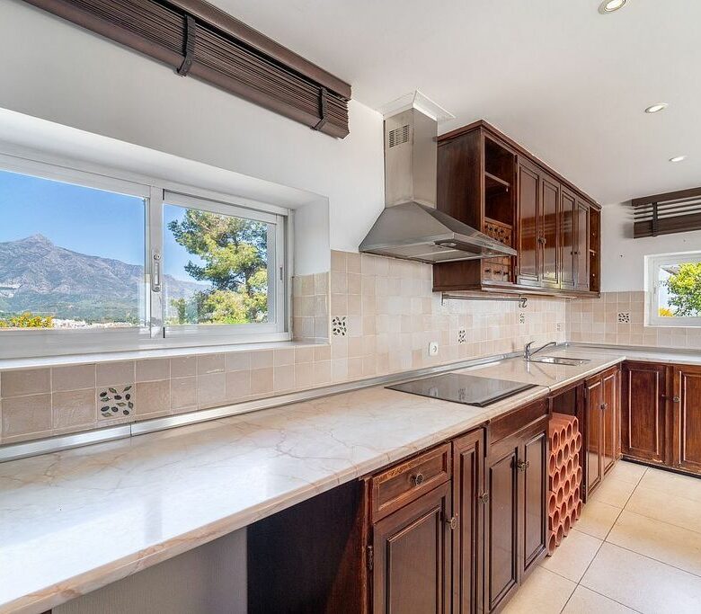 Villa to renovate with sea views in Las Brisas, Nueva Andalucia, Marbella