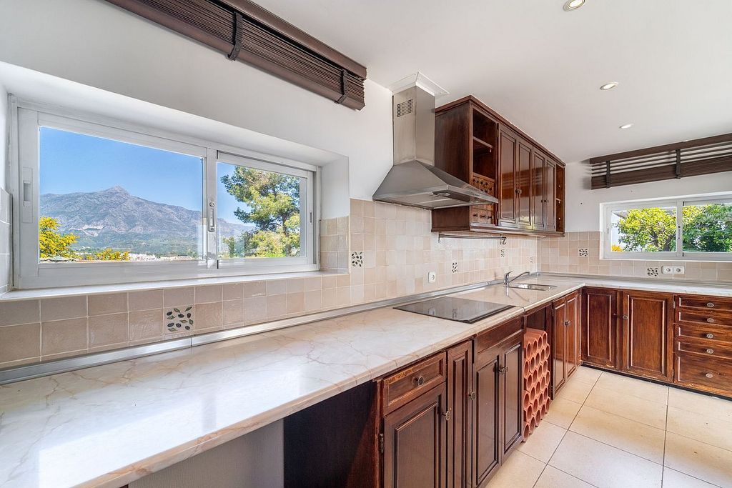 Villa to renovate with sea views in Las Brisas, Nueva Andalucia, Marbella