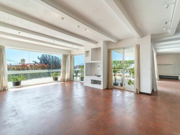 Villa to renovate with sea views in Las Brisas, Nueva Andalucia, Marbella