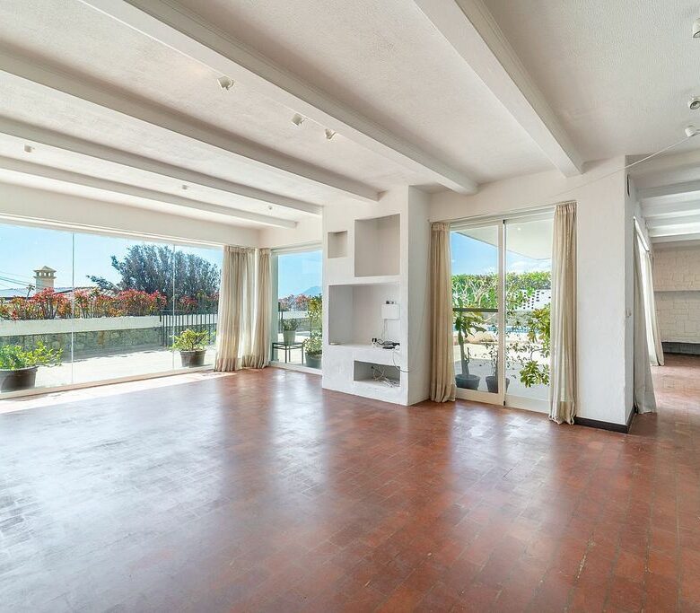 Villa to renovate with sea views in Las Brisas, Nueva Andalucia, Marbella