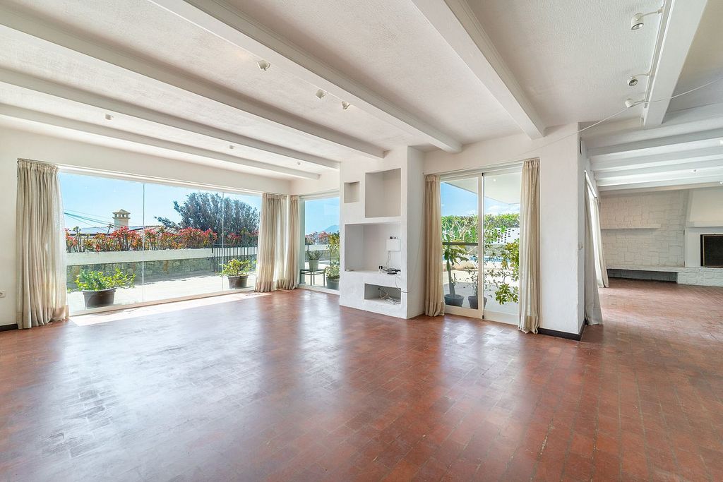 Villa to renovate with sea views in Las Brisas, Nueva Andalucia, Marbella