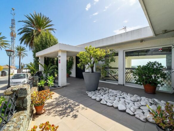 Villa to renovate with sea views in Las Brisas, Nueva Andalucia, Marbella