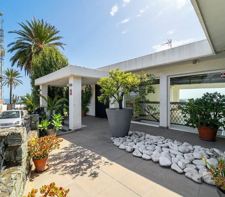 Villa to renovate with sea views in Las Brisas, Nueva Andalucia, Marbella