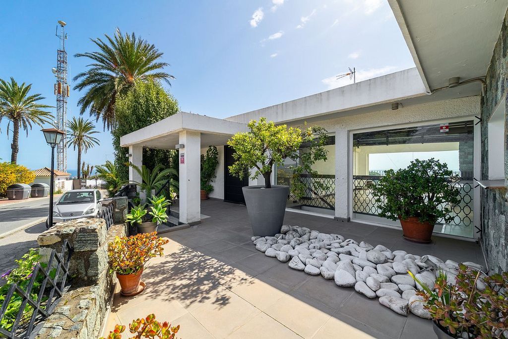 Villa to renovate with sea views in Las Brisas, Nueva Andalucia, Marbella