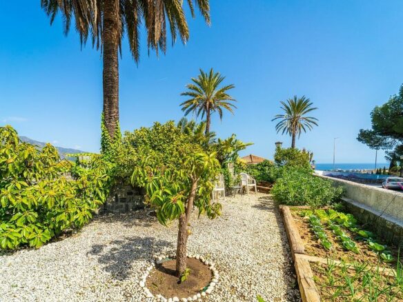 Villa to renovate with sea views in Las Brisas, Nueva Andalucia, Marbella