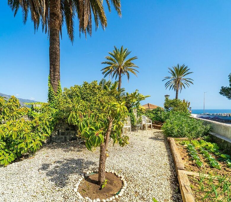Villa to renovate with sea views in Las Brisas, Nueva Andalucia, Marbella
