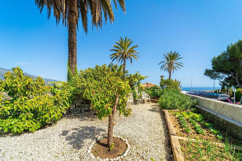 Villa to renovate with sea views in Las Brisas, Nueva Andalucia, Marbella