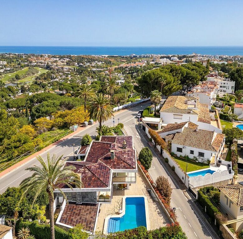 Villa to renovate with sea views in Las Brisas, Nueva Andalucia, Marbella