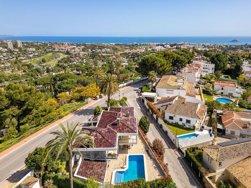 Villa to renovate with sea views in Las Brisas, Nueva Andalucia, Marbella