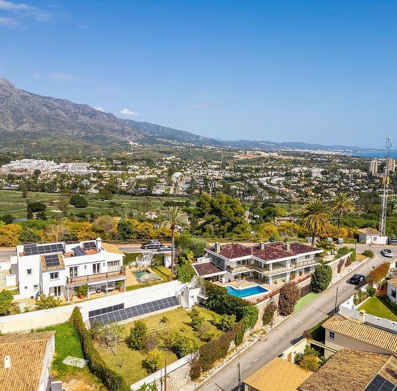 Villa to renovate with sea views in Las Brisas, Nueva Andalucia, Marbella